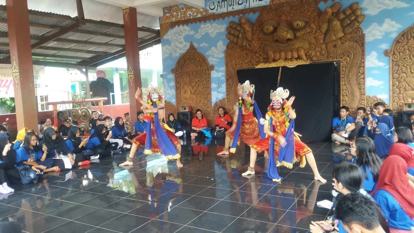 Sanggar Seni Topeng Malang "Asmorobangun" 